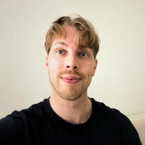 اینم یه عکس واقعی از من: